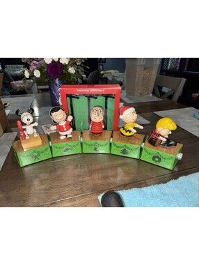 Hallmark 2017 Peanuts Christmas Dance Party Set of 5 With New Lights [COPY]